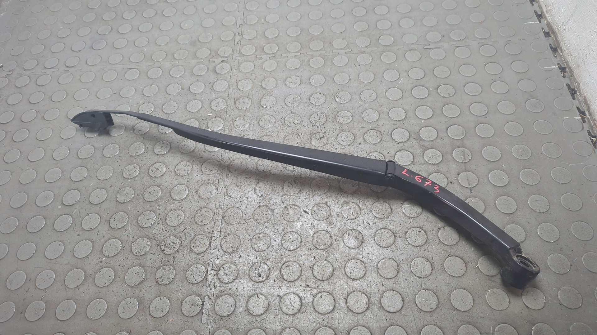 Поводок стеклоочистителя передний левый