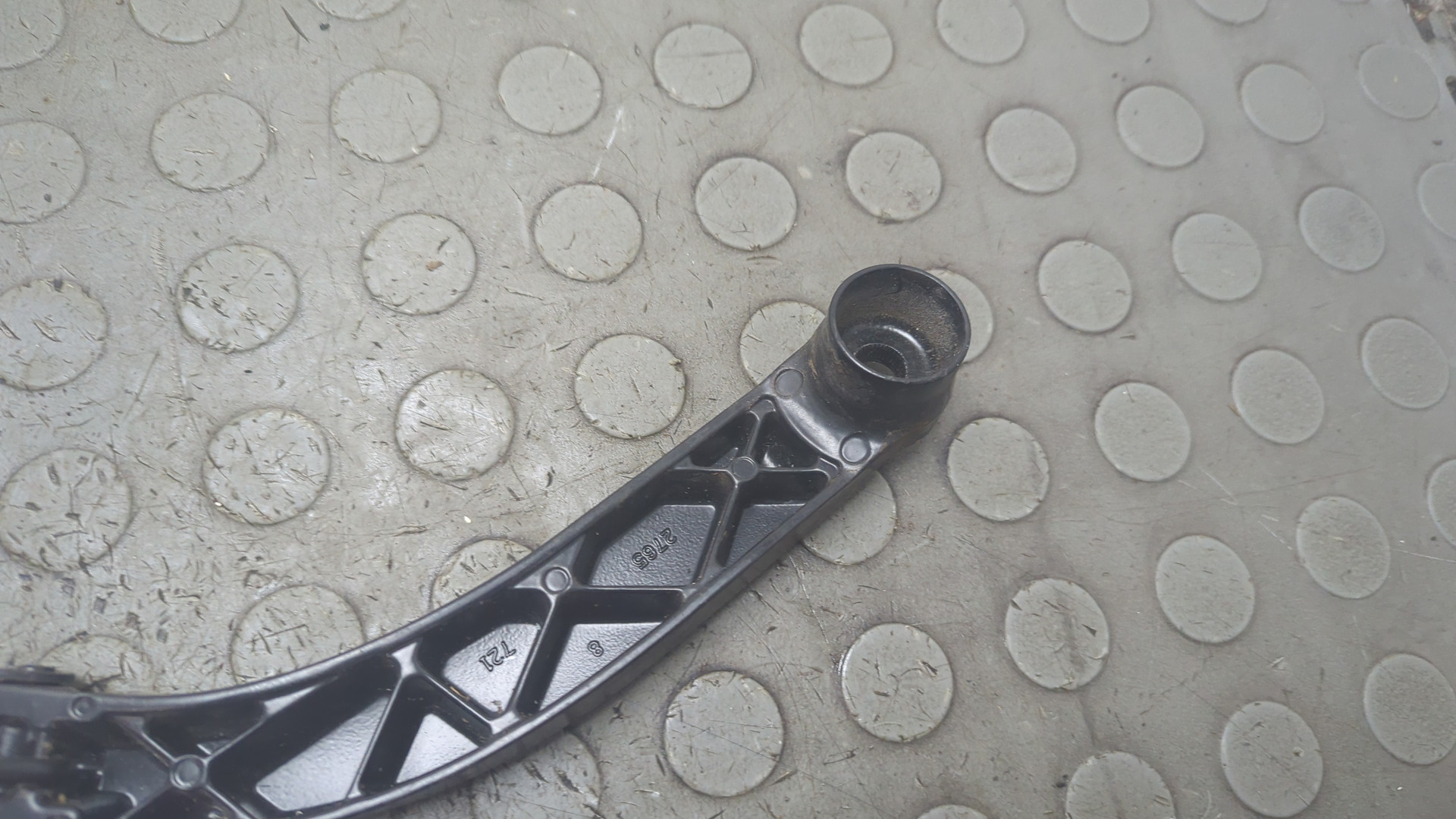 Поводок стеклоочистителя передний левый