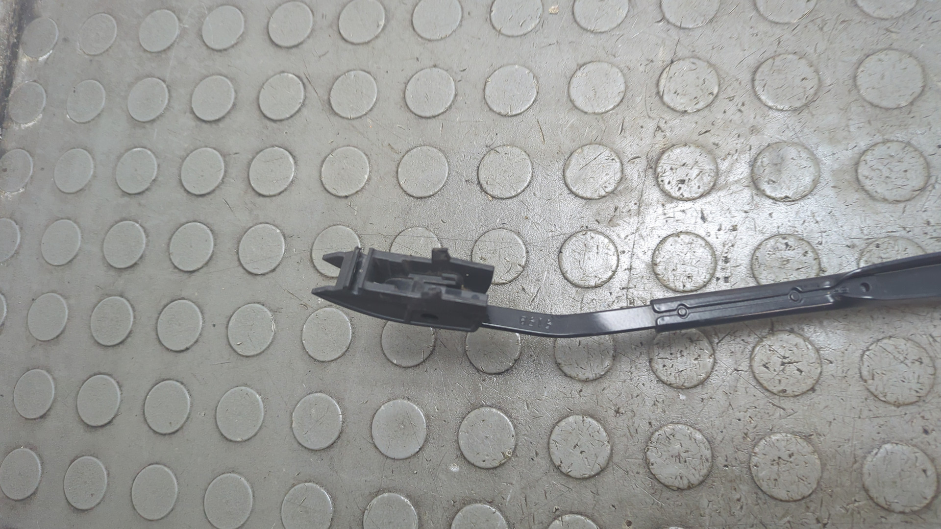 Поводок стеклоочистителя передний левый