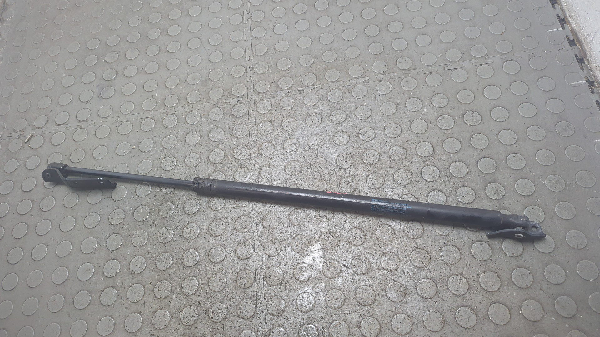 Амортизатор крышки багажника