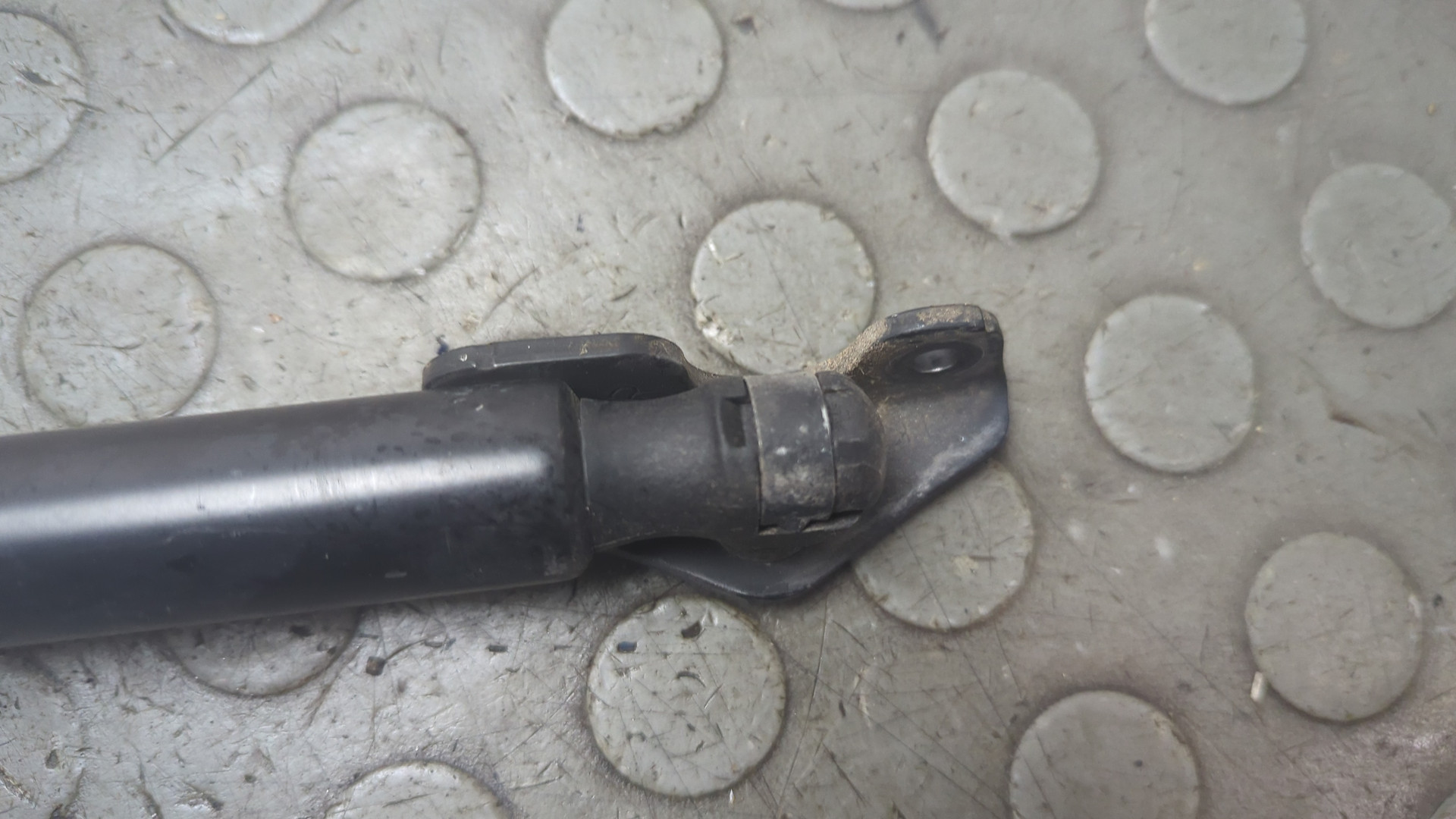 Амортизатор крышки багажника