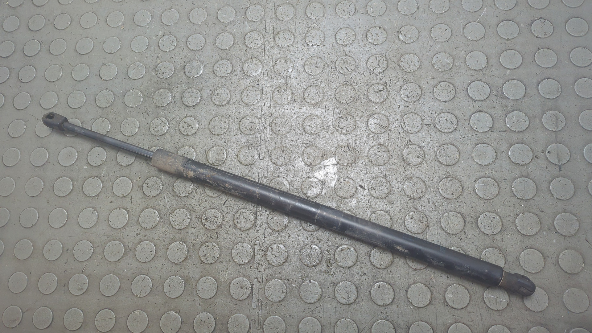 Амортизатор крышки багажника