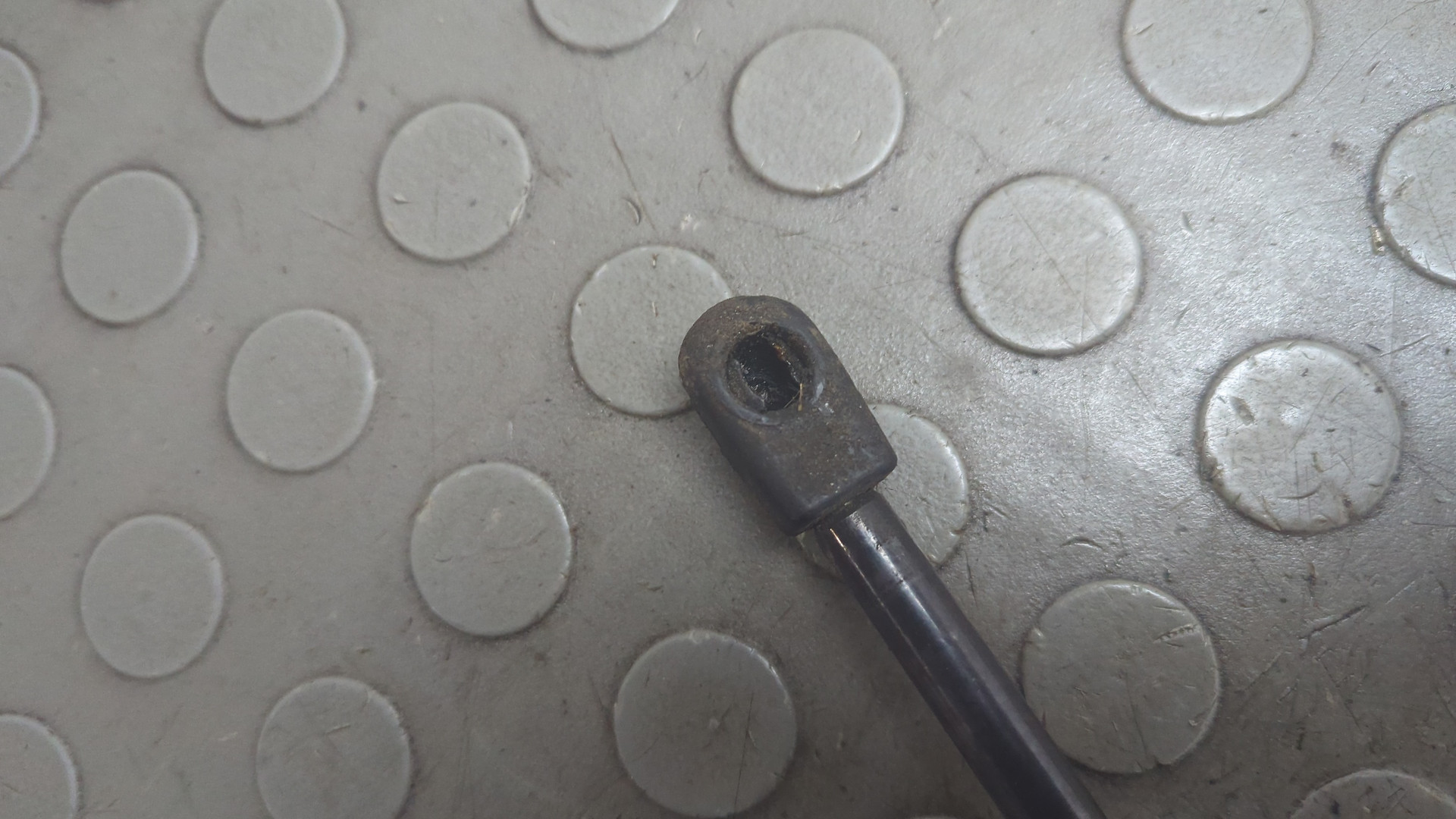 Амортизатор крышки багажника