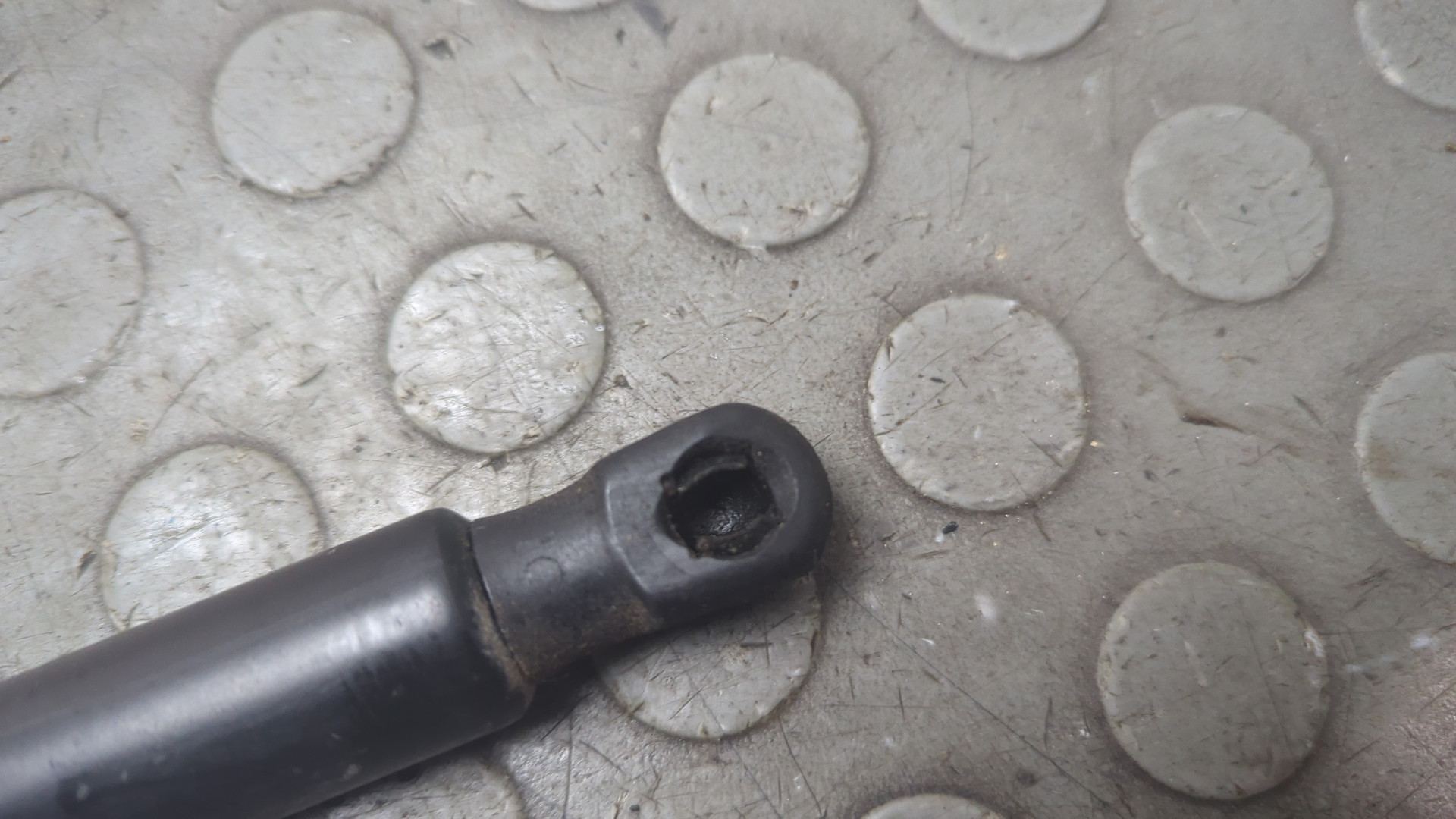 Амортизатор крышки багажника