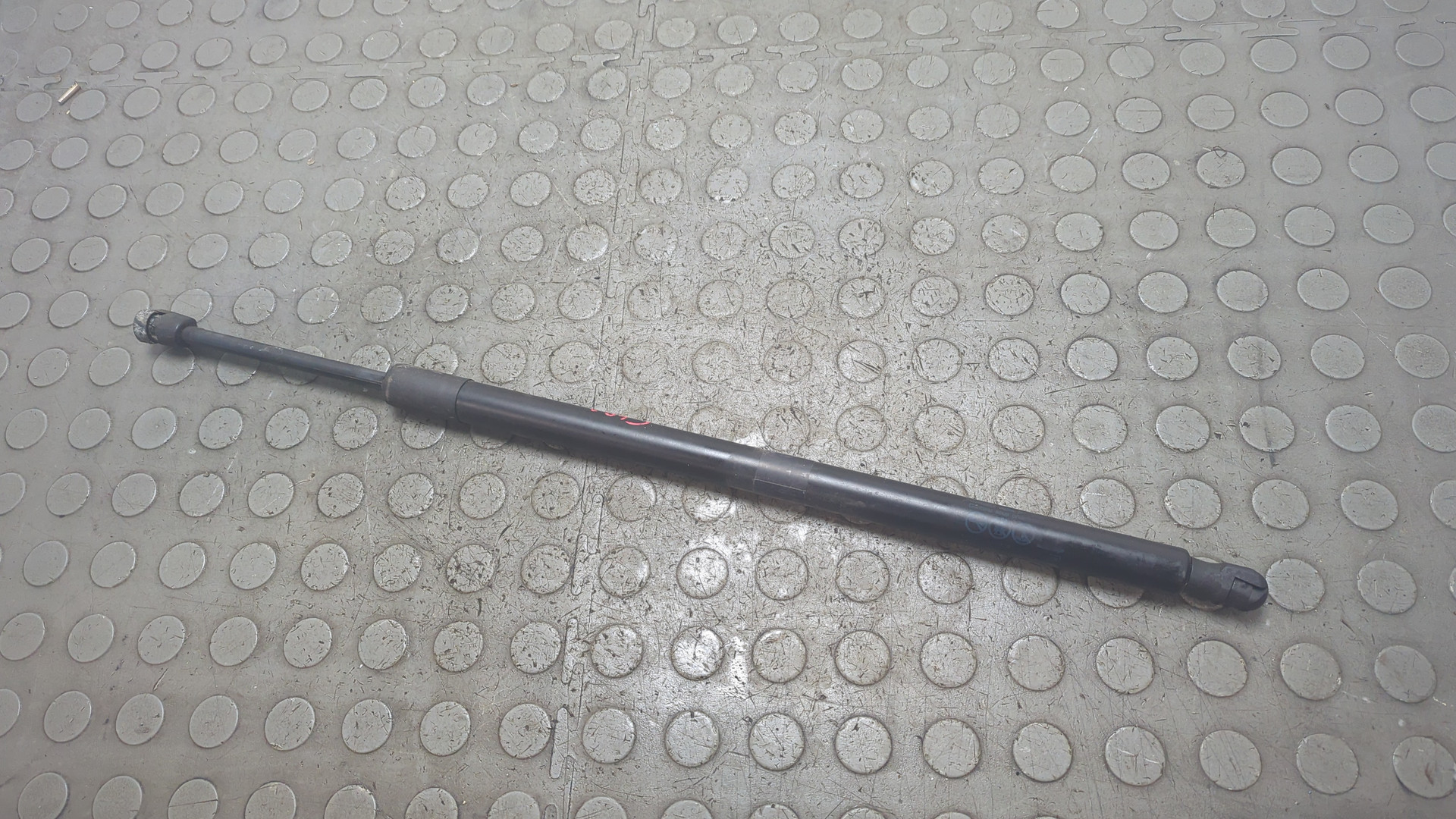 Амортизатор крышки багажника