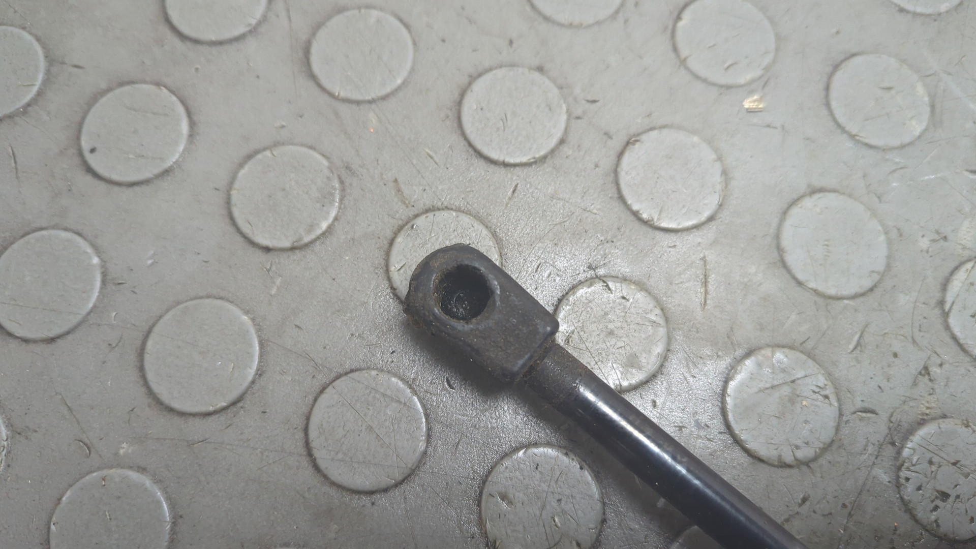 Амортизатор крышки багажника