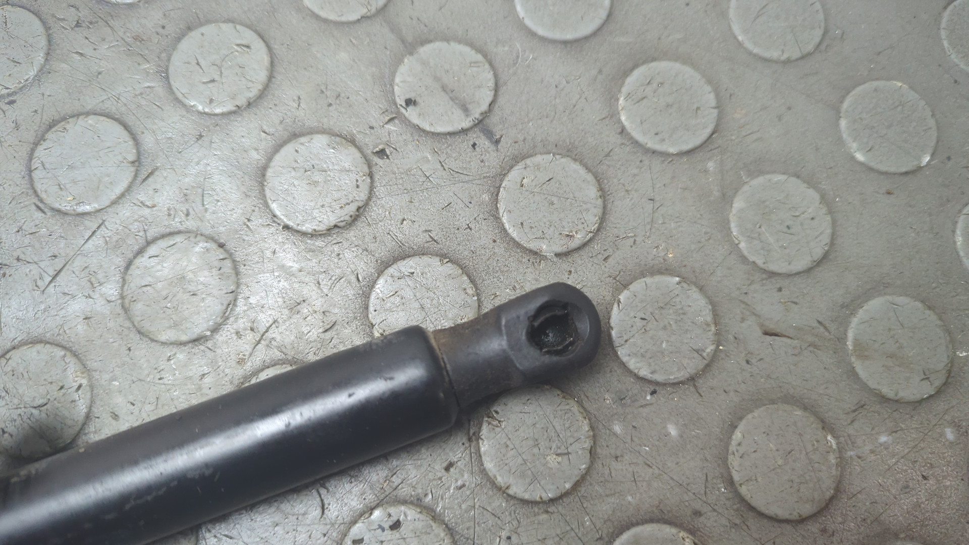 Амортизатор крышки багажника