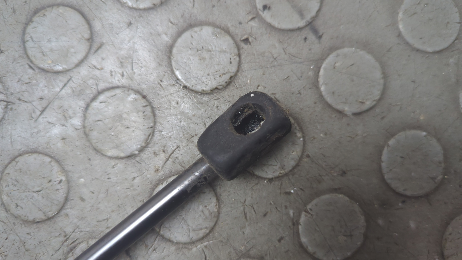 Амортизатор крышки багажника