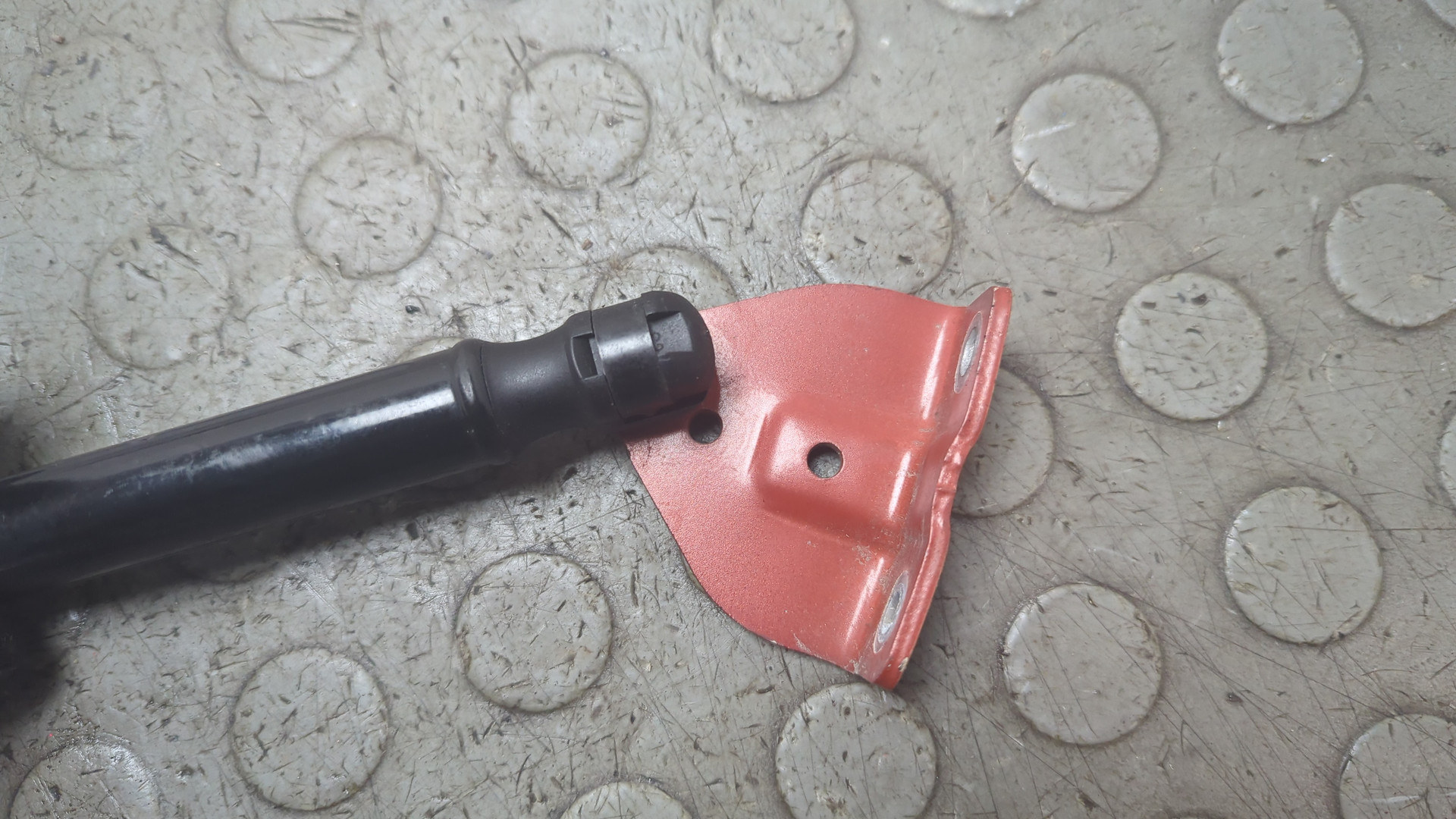 Амортизатор крышки багажника