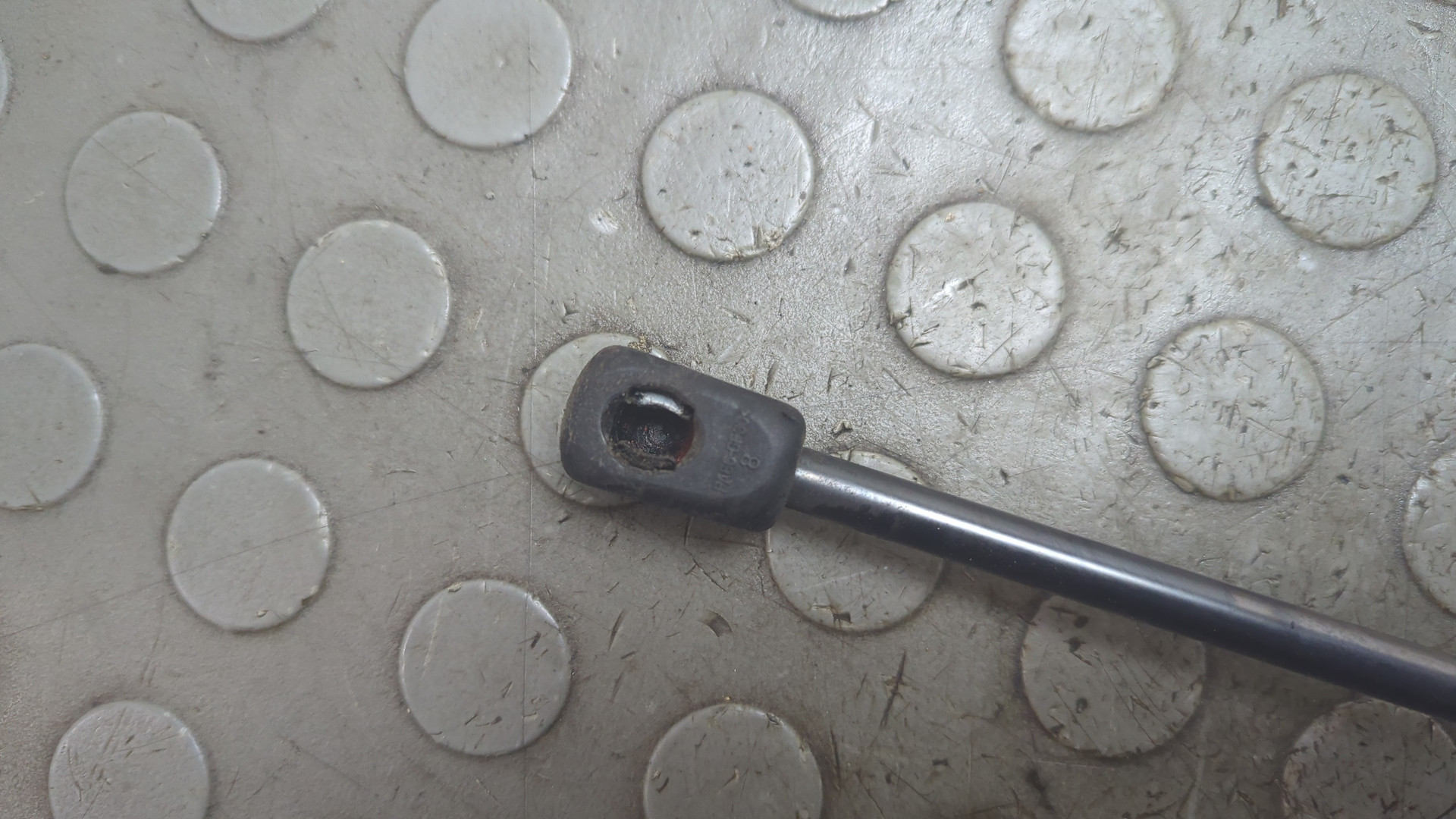 Амортизатор крышки багажника