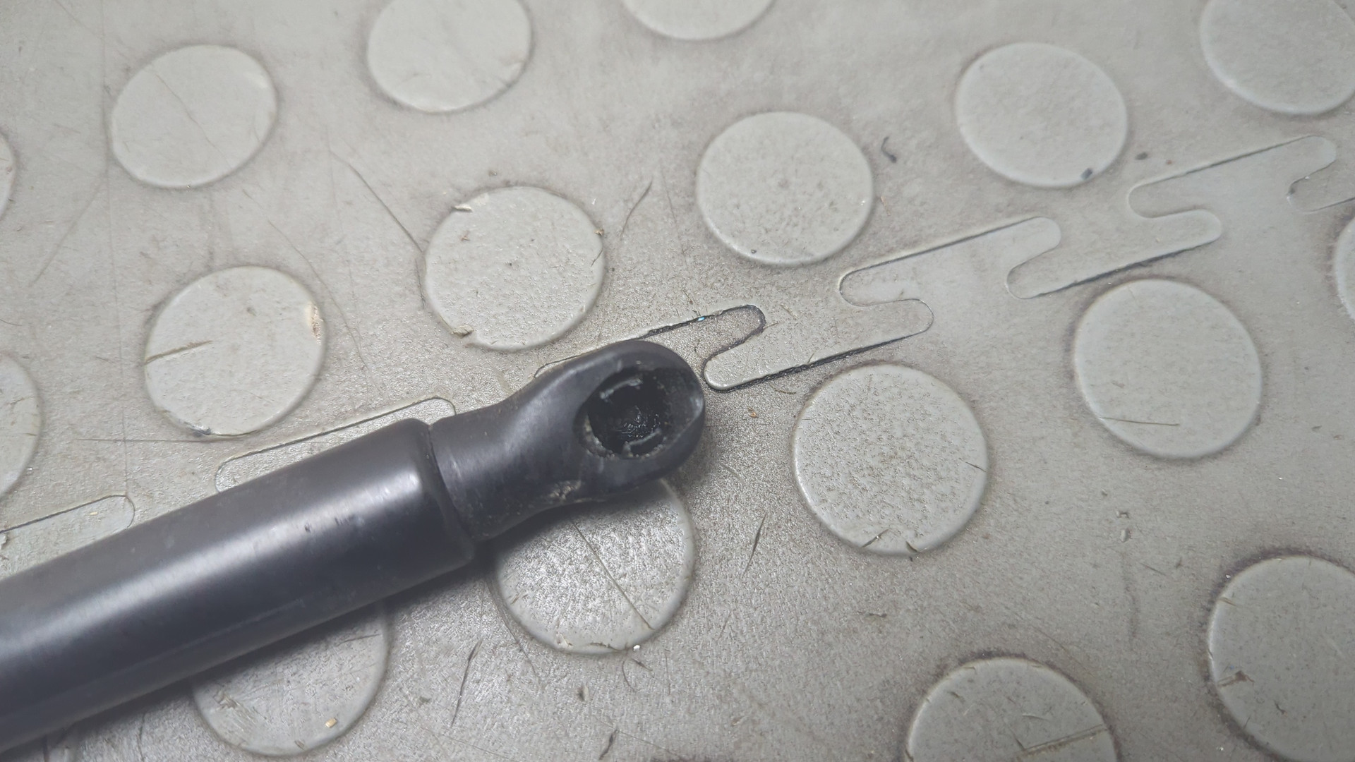 Амортизатор капота