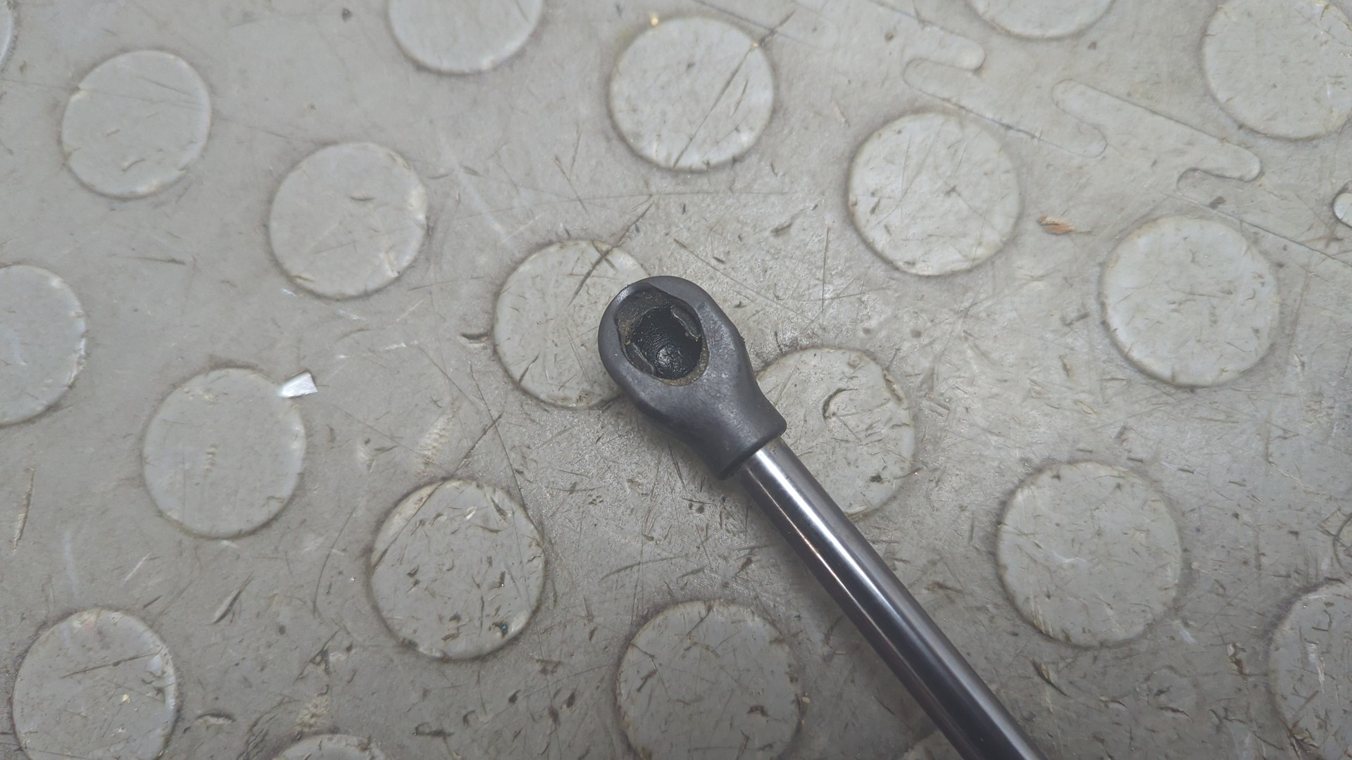 Амортизатор капота