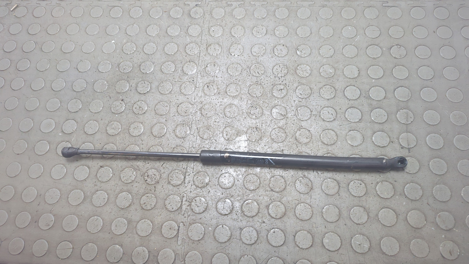 Амортизатор капота