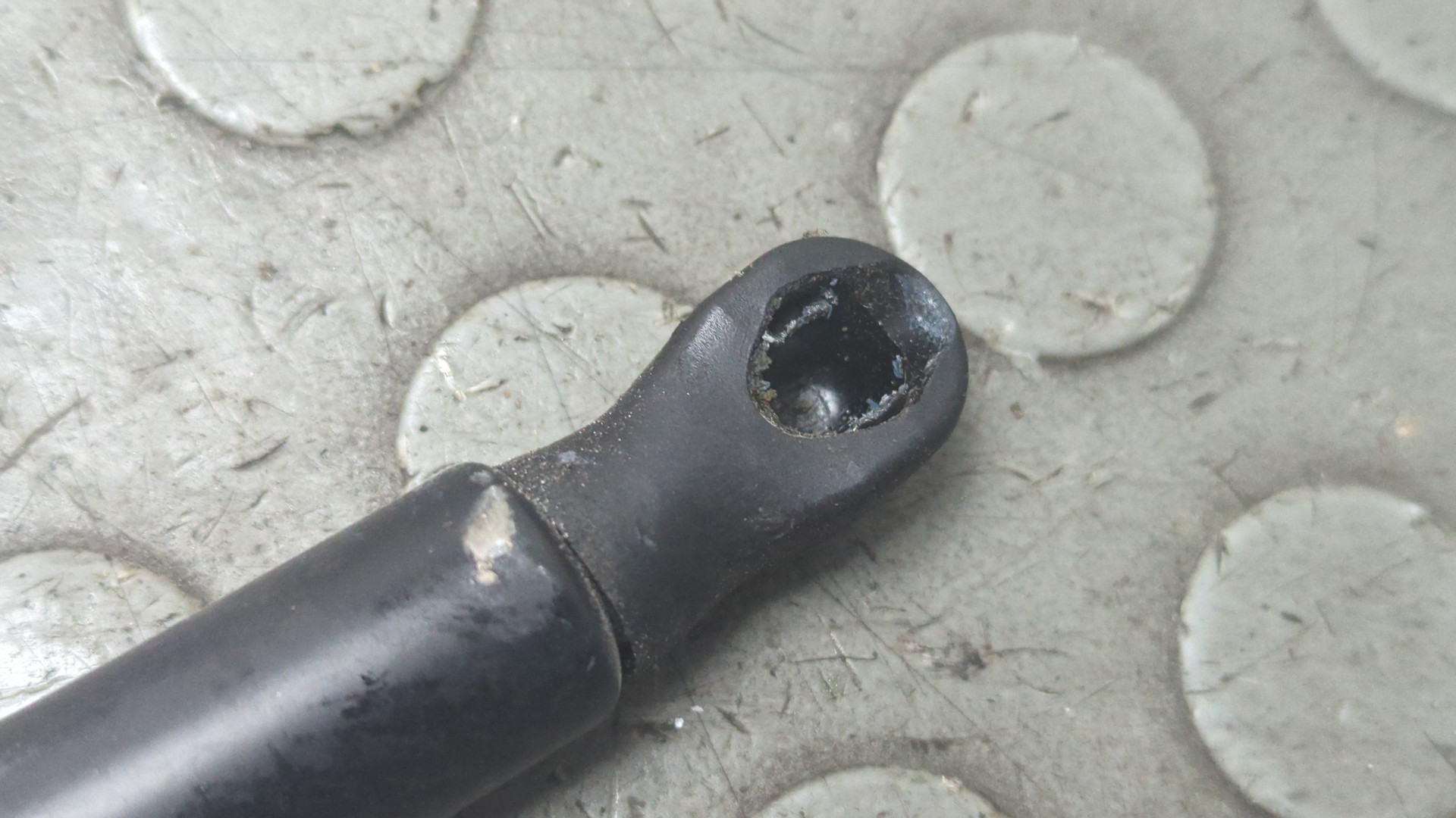 Амортизатор капота