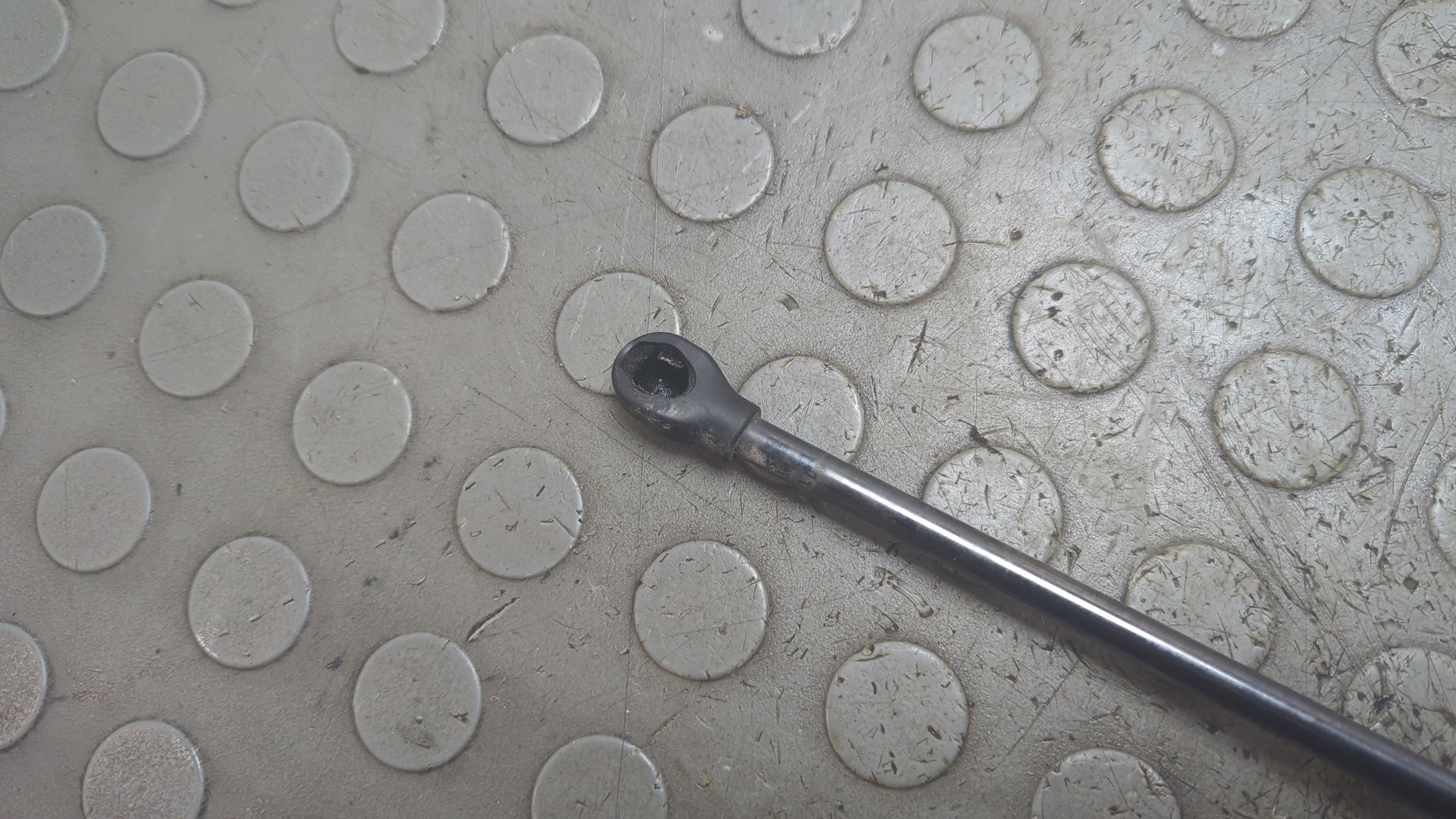 Амортизатор капота