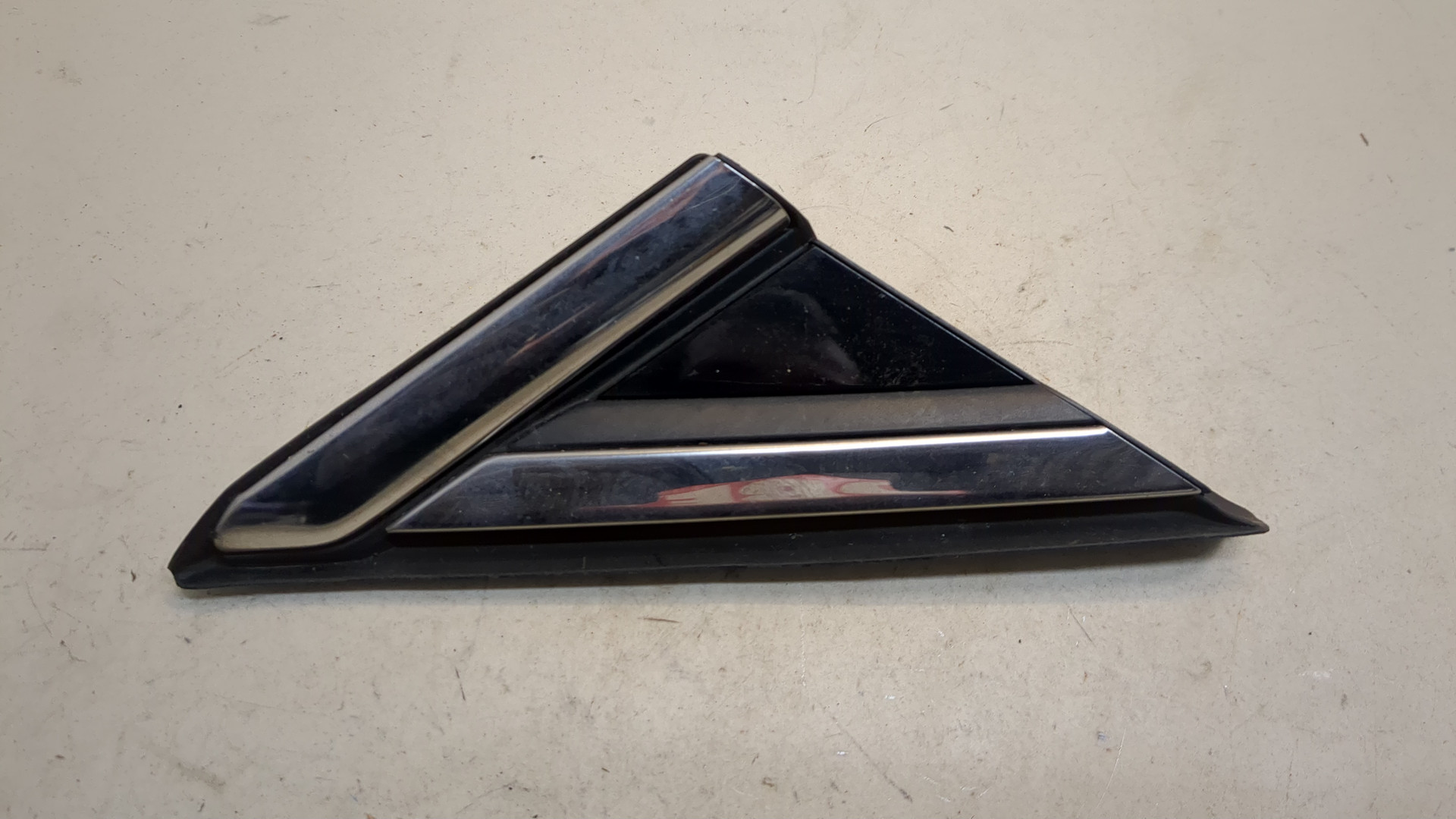 Накладка переднего крыла правого