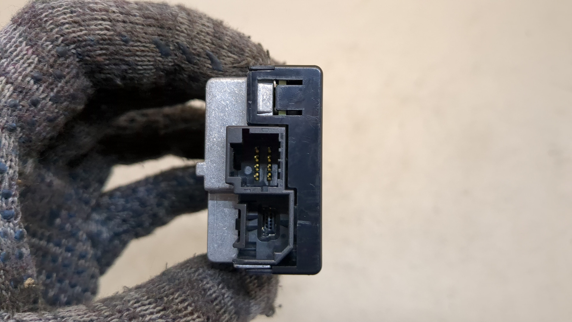 Гнездо AUX / USB IN