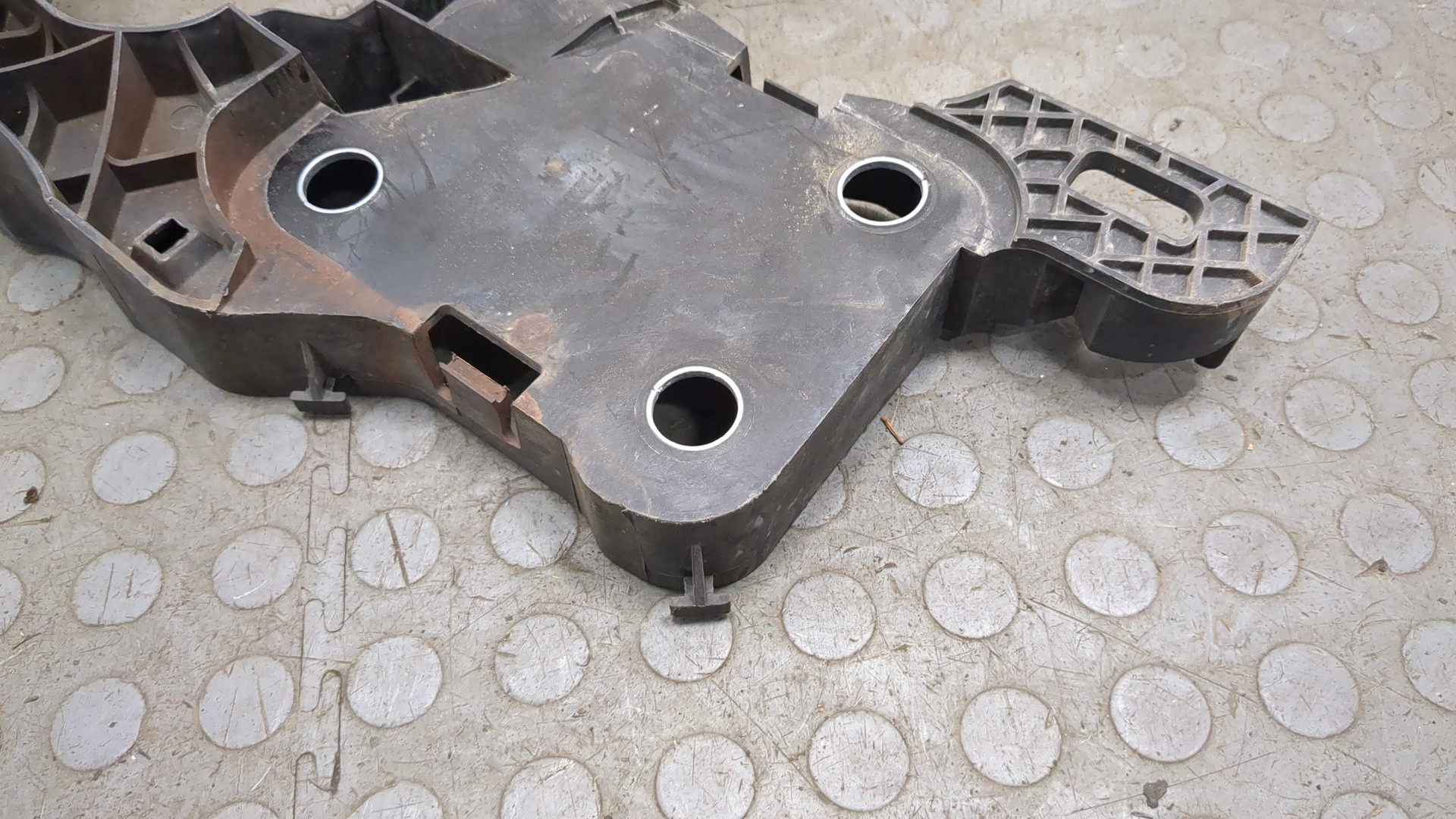 Кронштейн фар правый