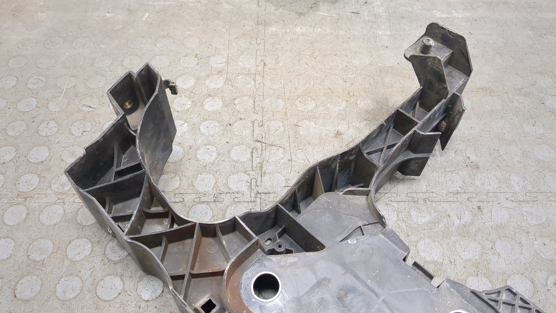 Кронштейн фар правый