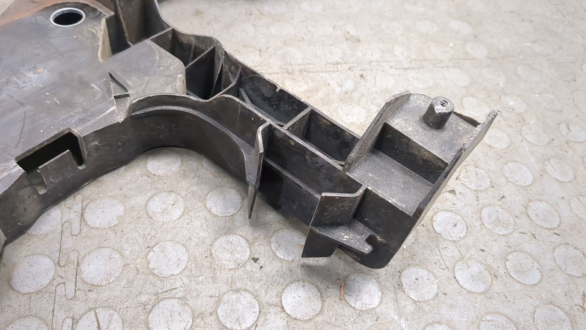 Кронштейн фар правый