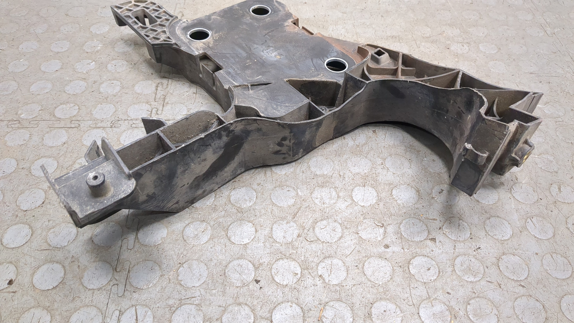 Кронштейн фар правый