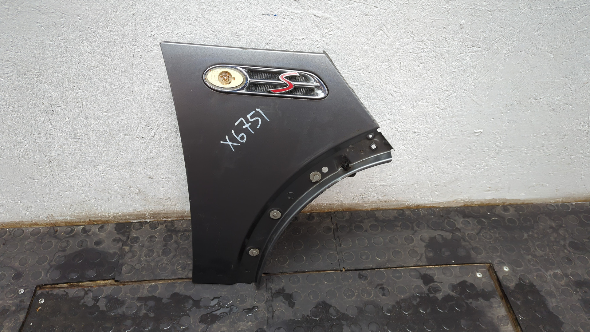 Крыло переднее правое