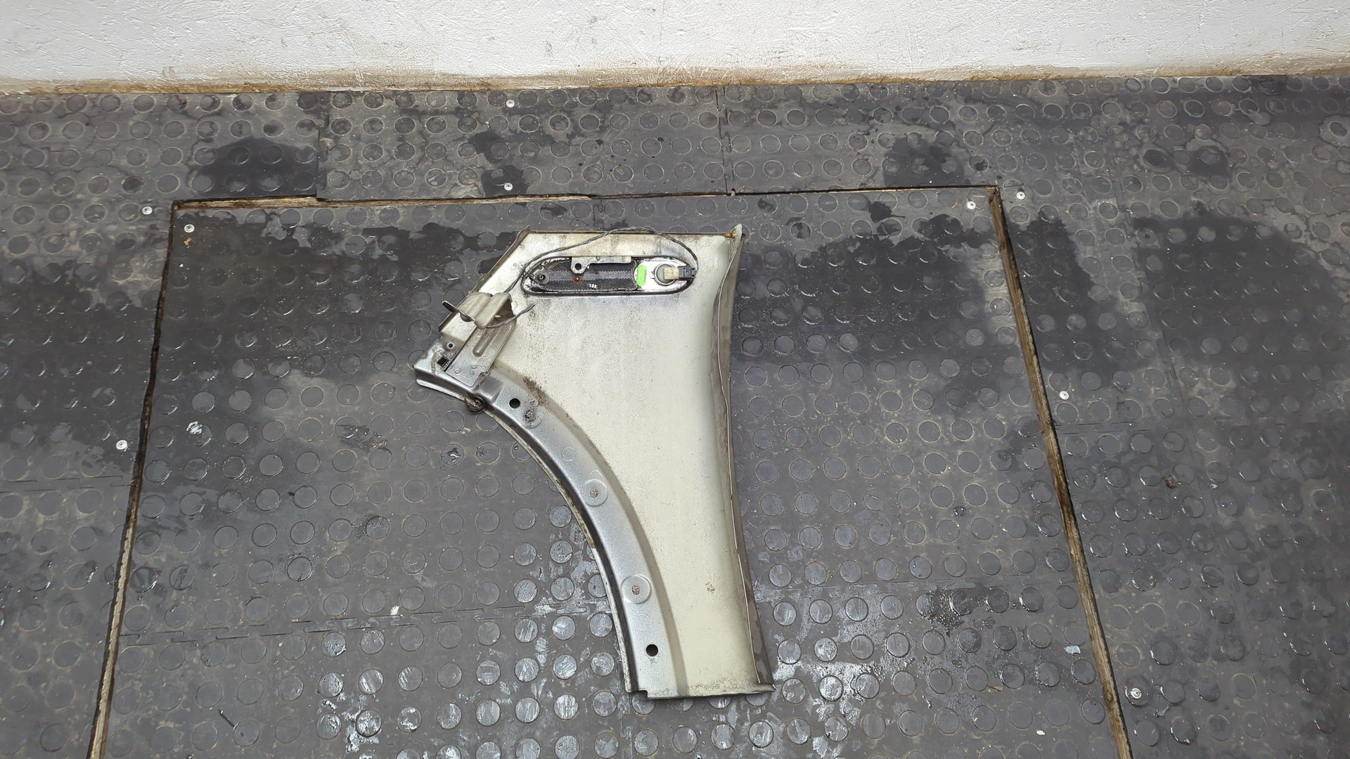 Крыло переднее правое