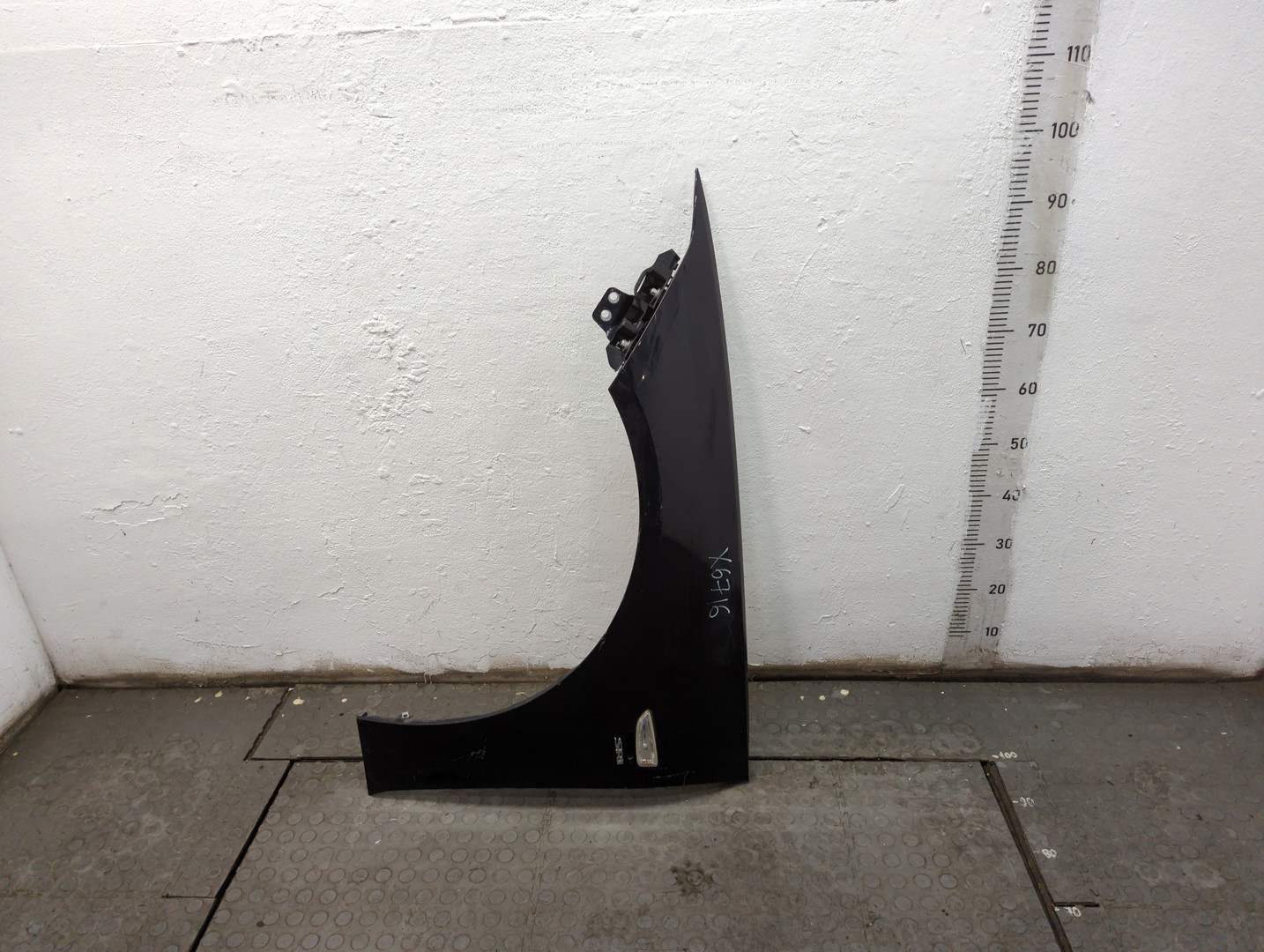 Крыло переднее левое