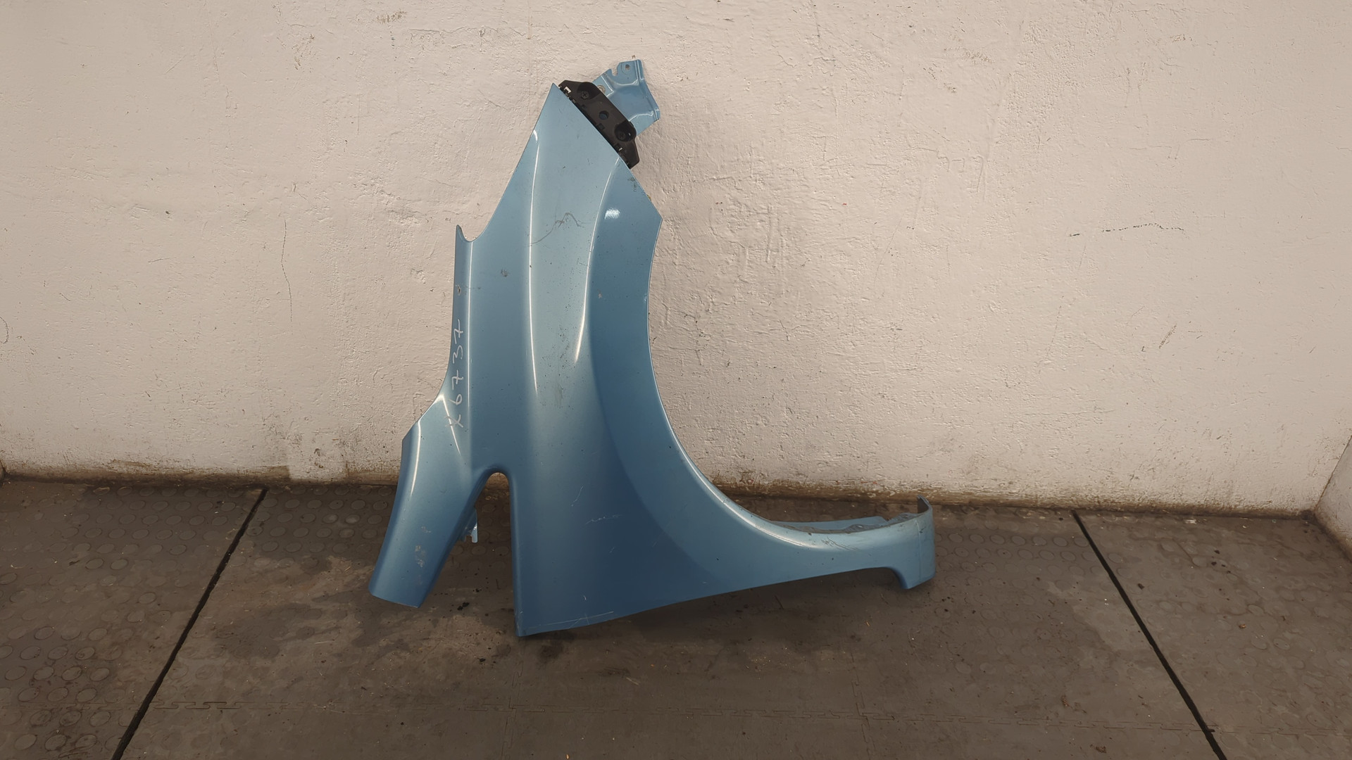 Крыло переднее правое