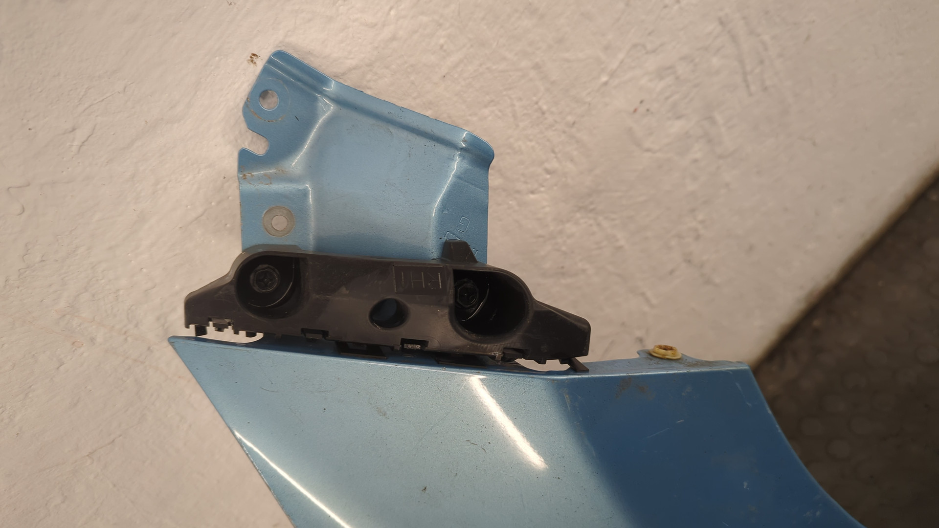 Крыло переднее правое