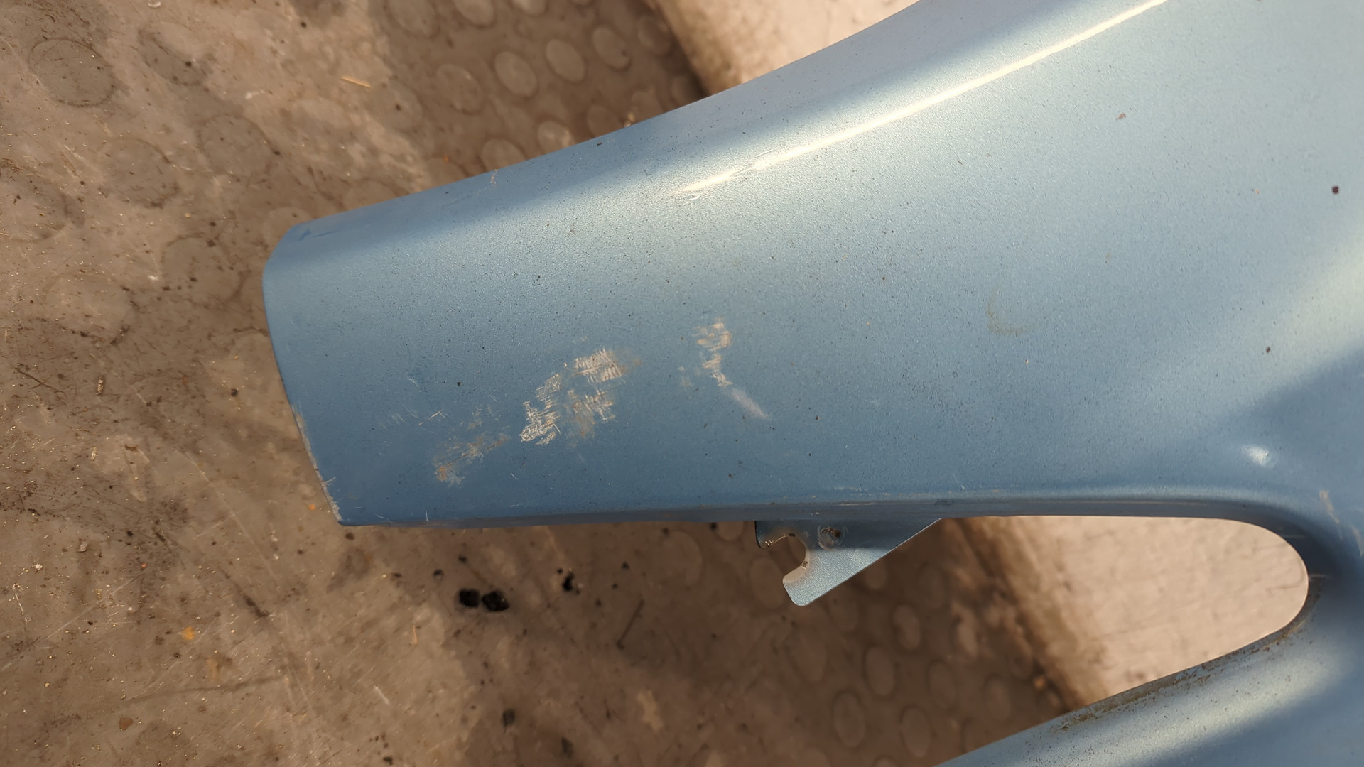 Крыло переднее правое