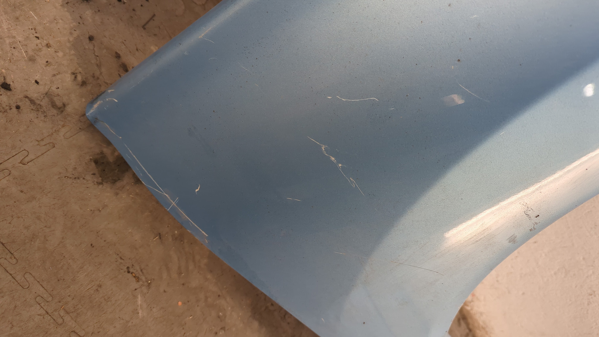 Крыло переднее правое