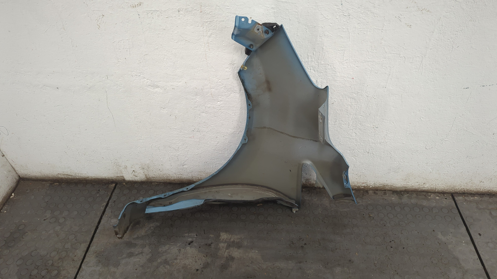 Крыло переднее правое