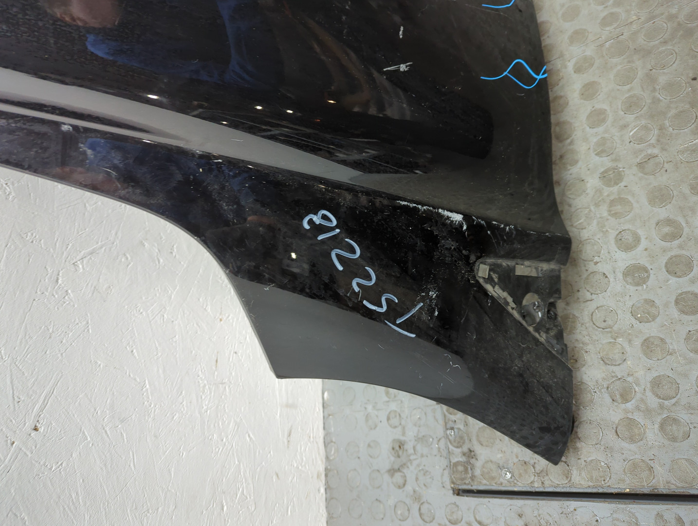 Крыло переднее правое