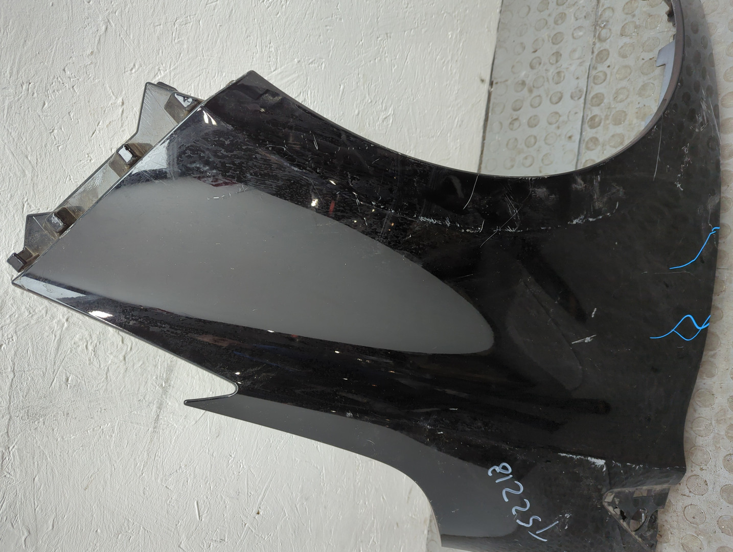 Крыло переднее правое