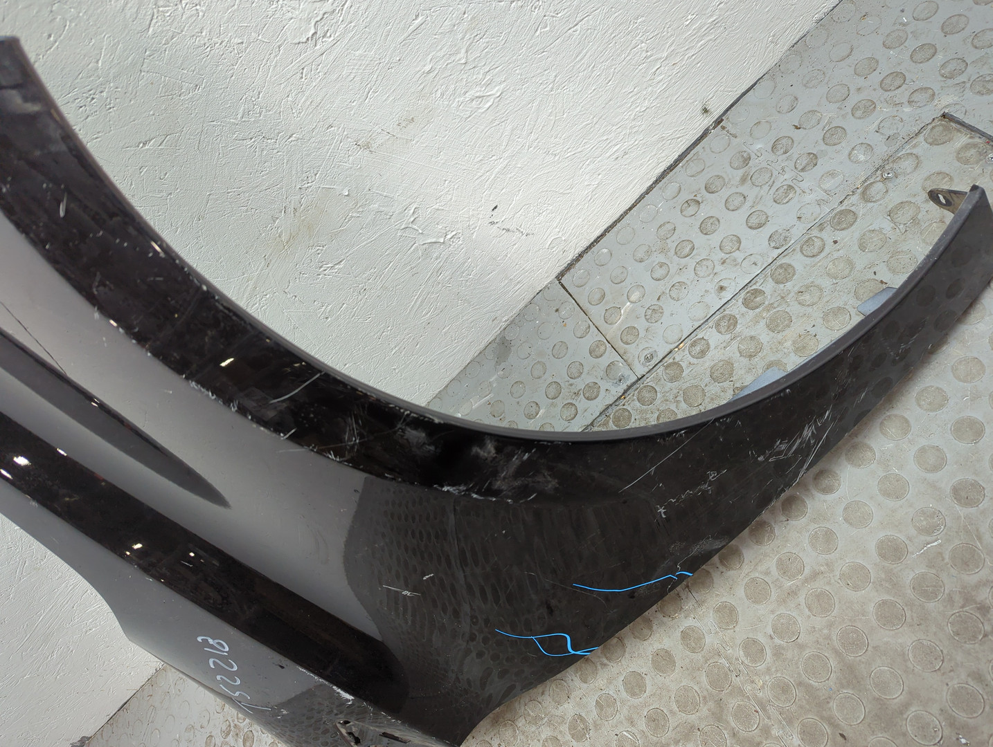 Крыло переднее правое