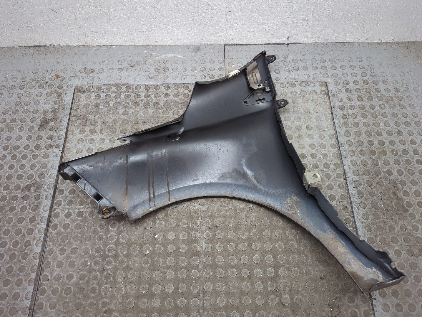 Крыло переднее правое