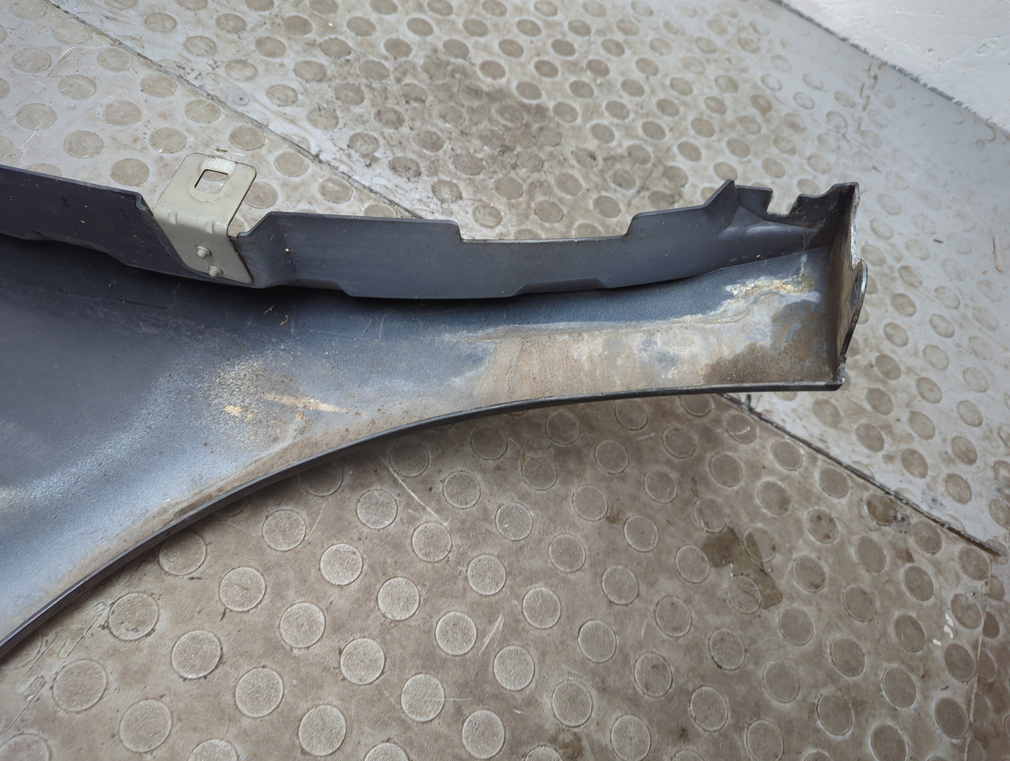 Крыло переднее правое