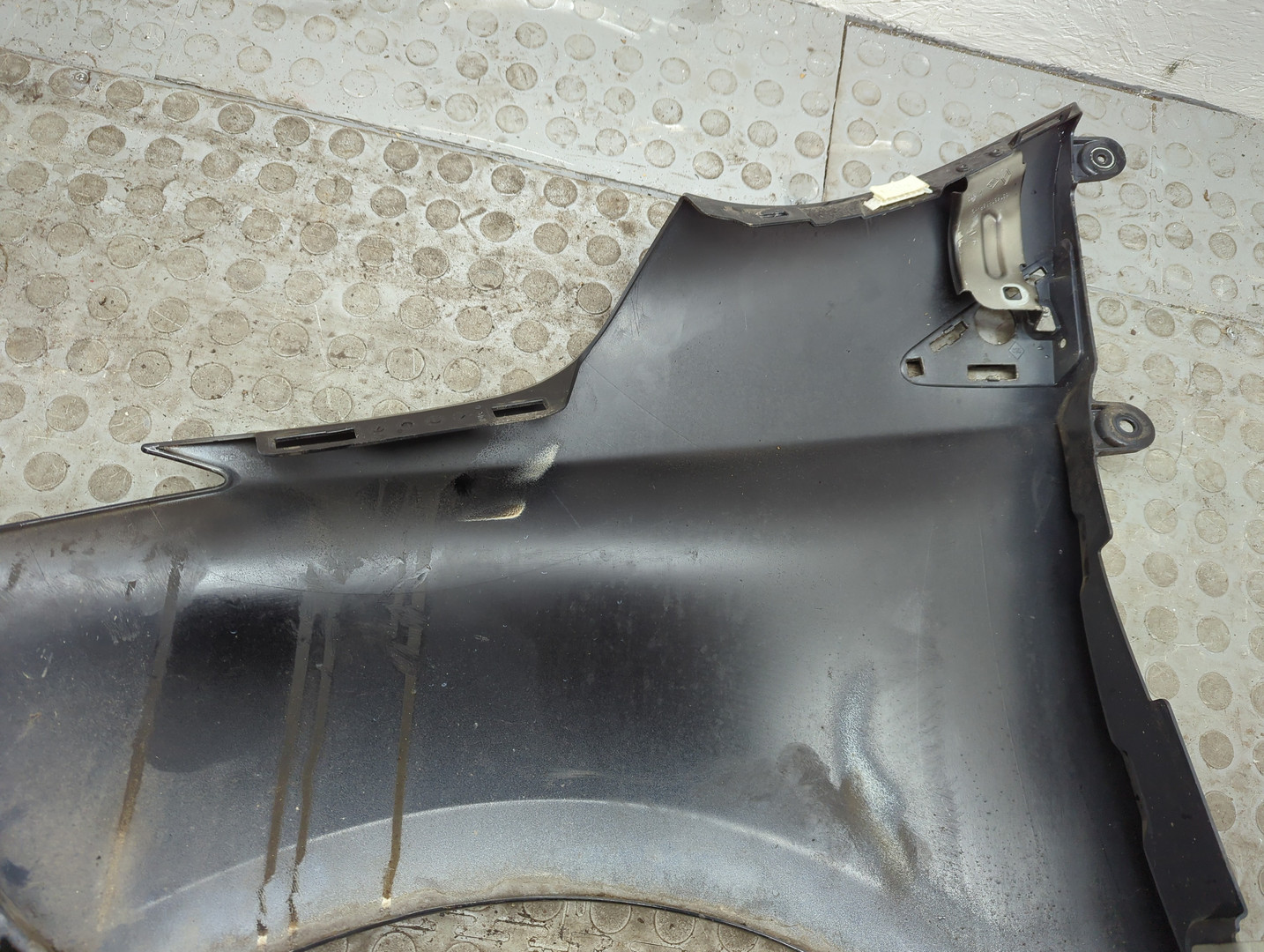 Крыло переднее правое