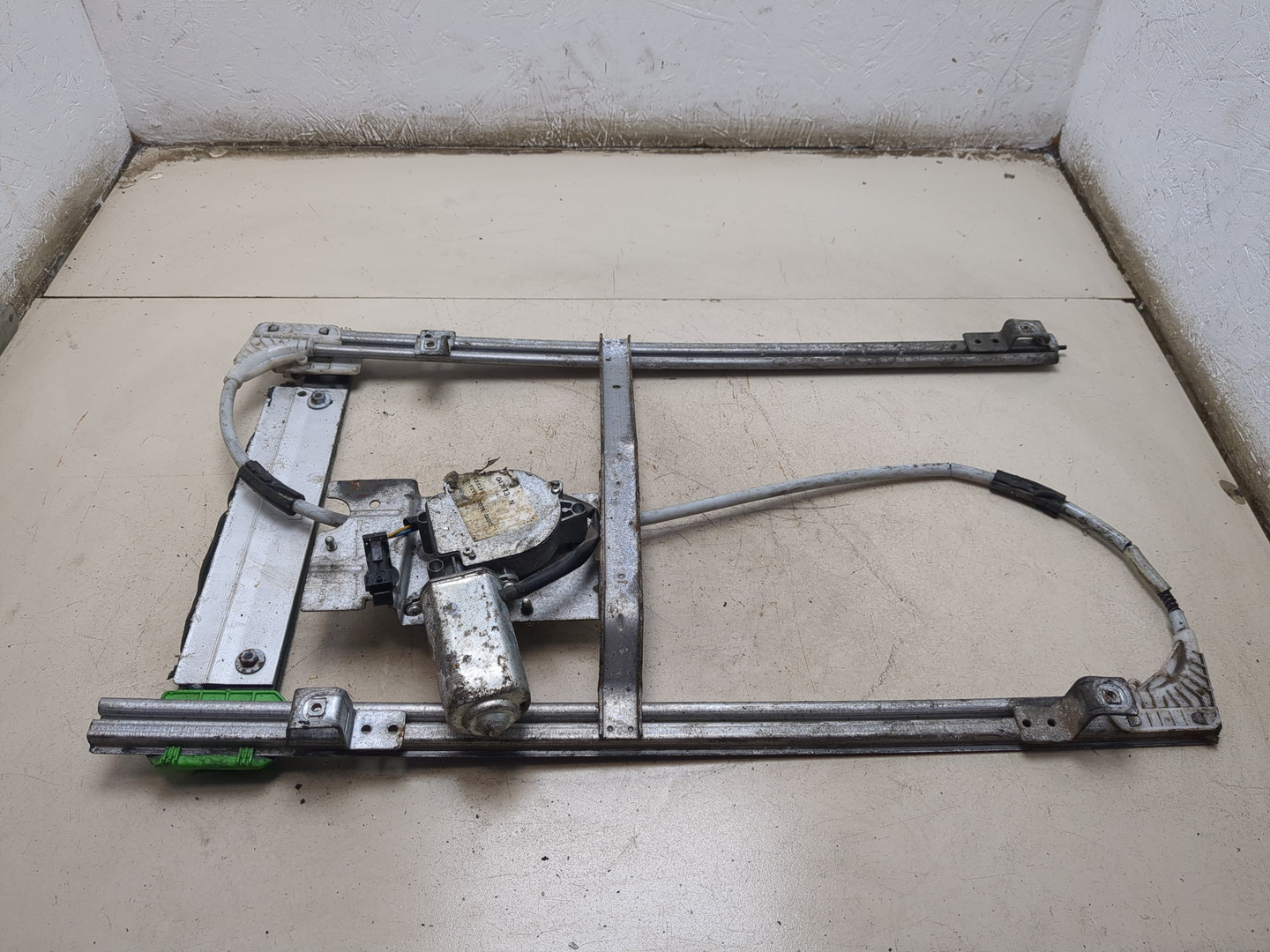 Стеклоподъемник электр. передний левый