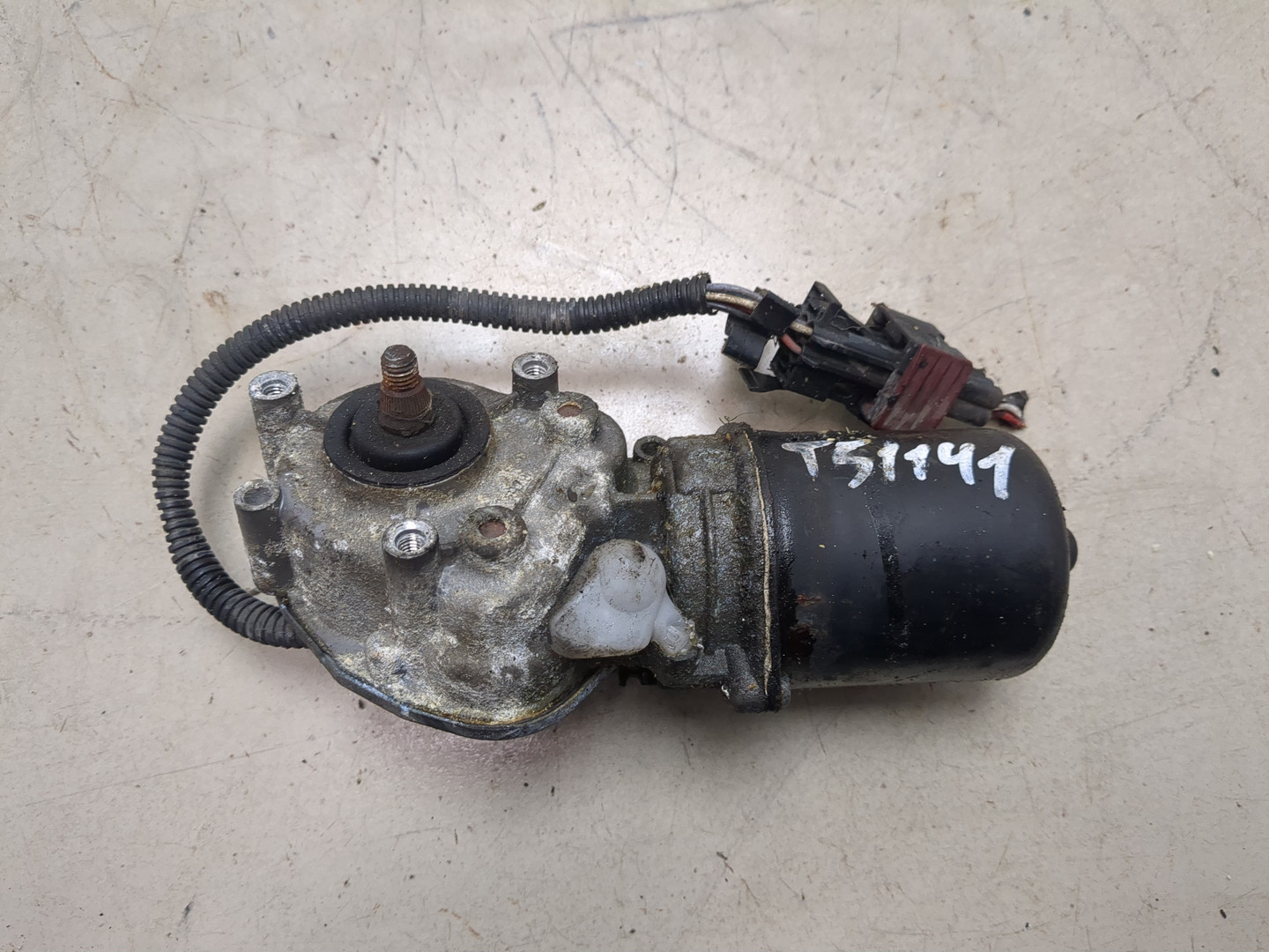 Моторчик стеклоочистителя передний