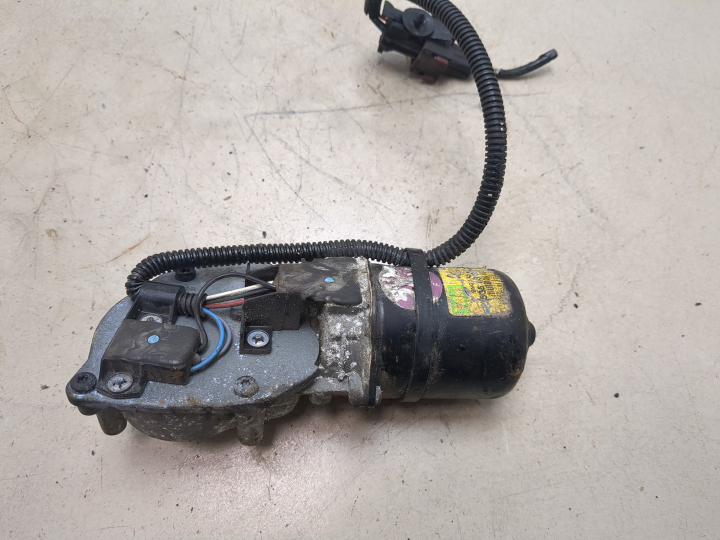 Моторчик стеклоочистителя передний