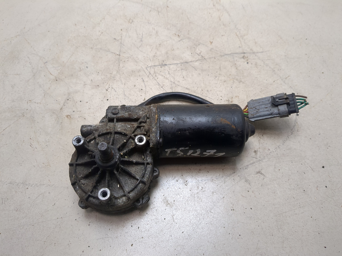 Моторчик стеклоочистителя передний