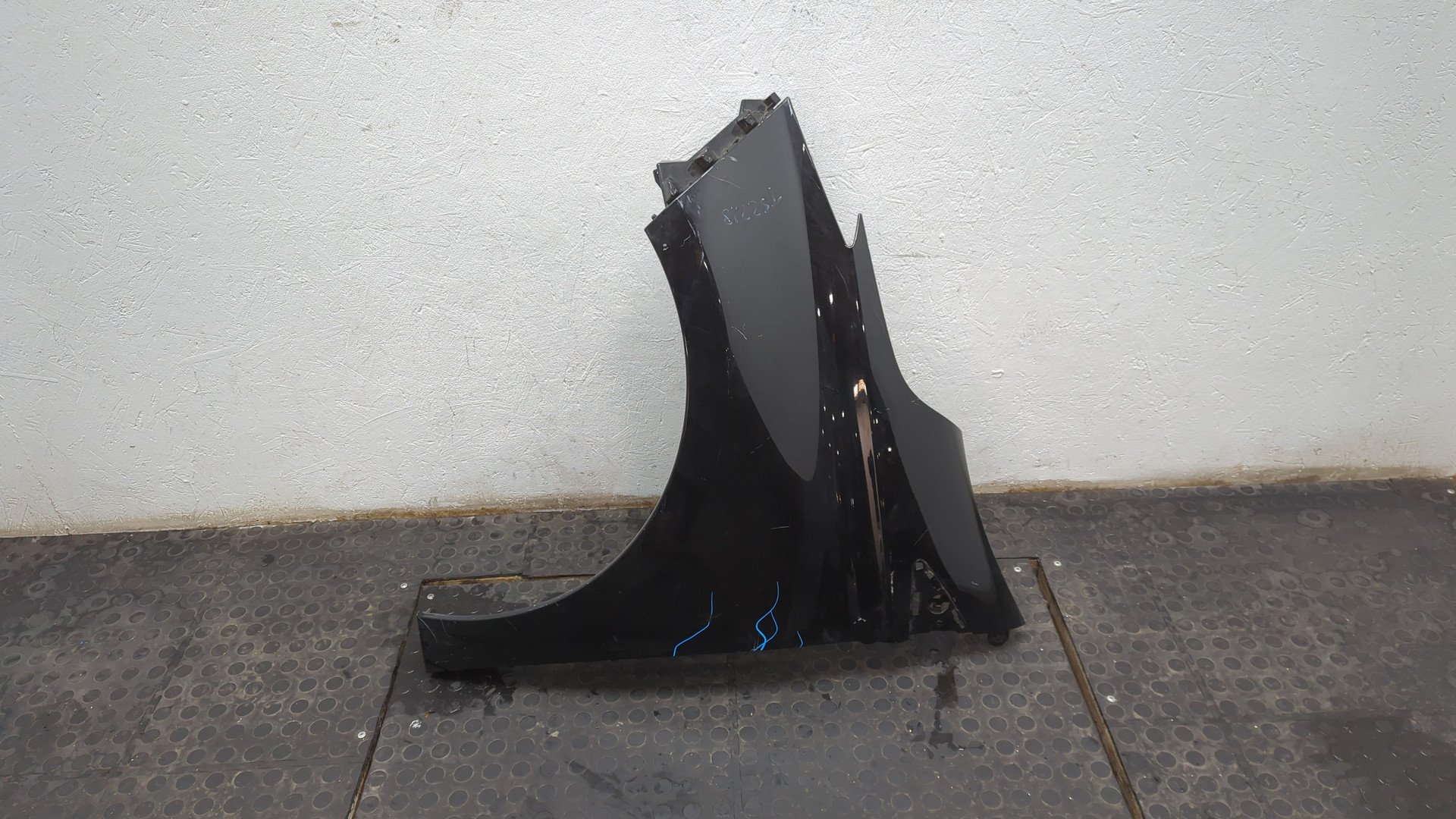 Крыло переднее левое