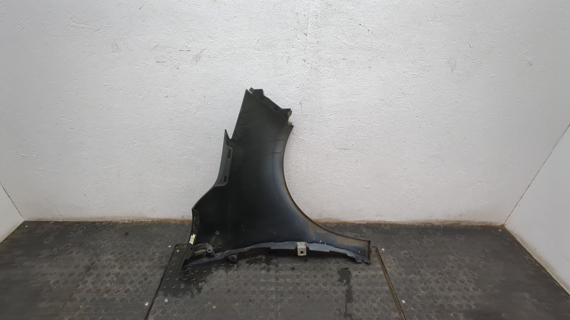 Крыло переднее левое