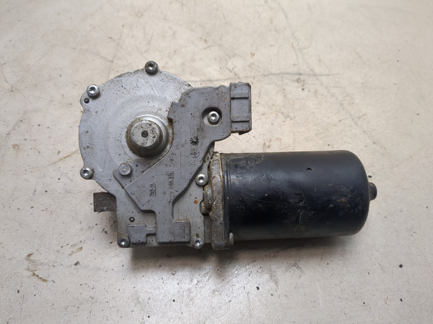 Моторчик стеклоочистителя передний