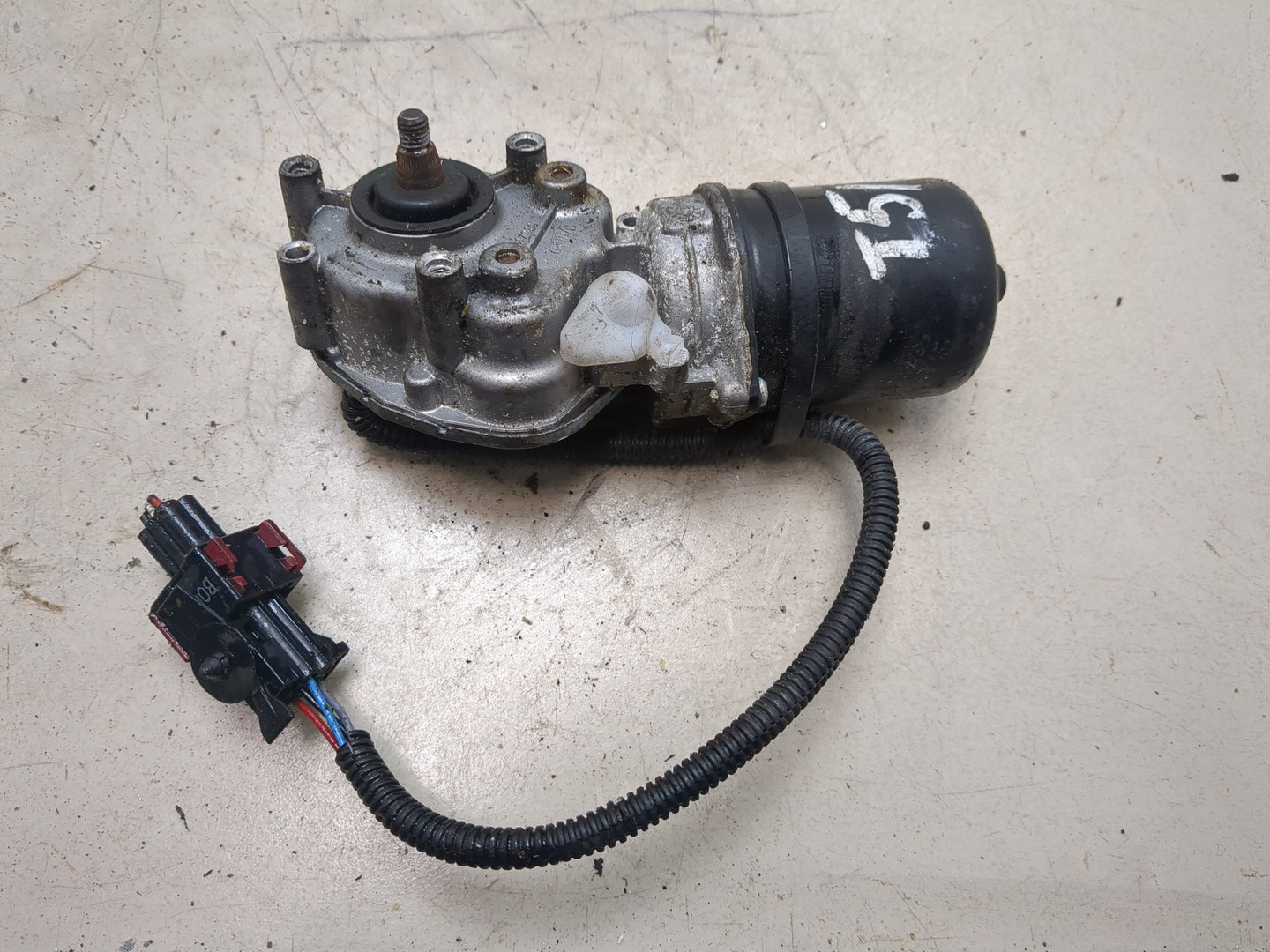 Моторчик стеклоочистителя передний