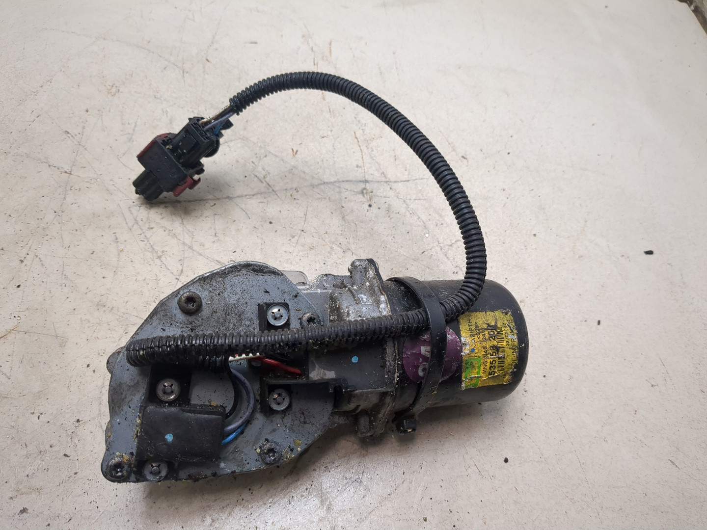 Моторчик стеклоочистителя передний