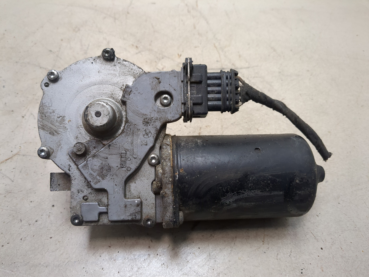 Моторчик стеклоочистителя передний