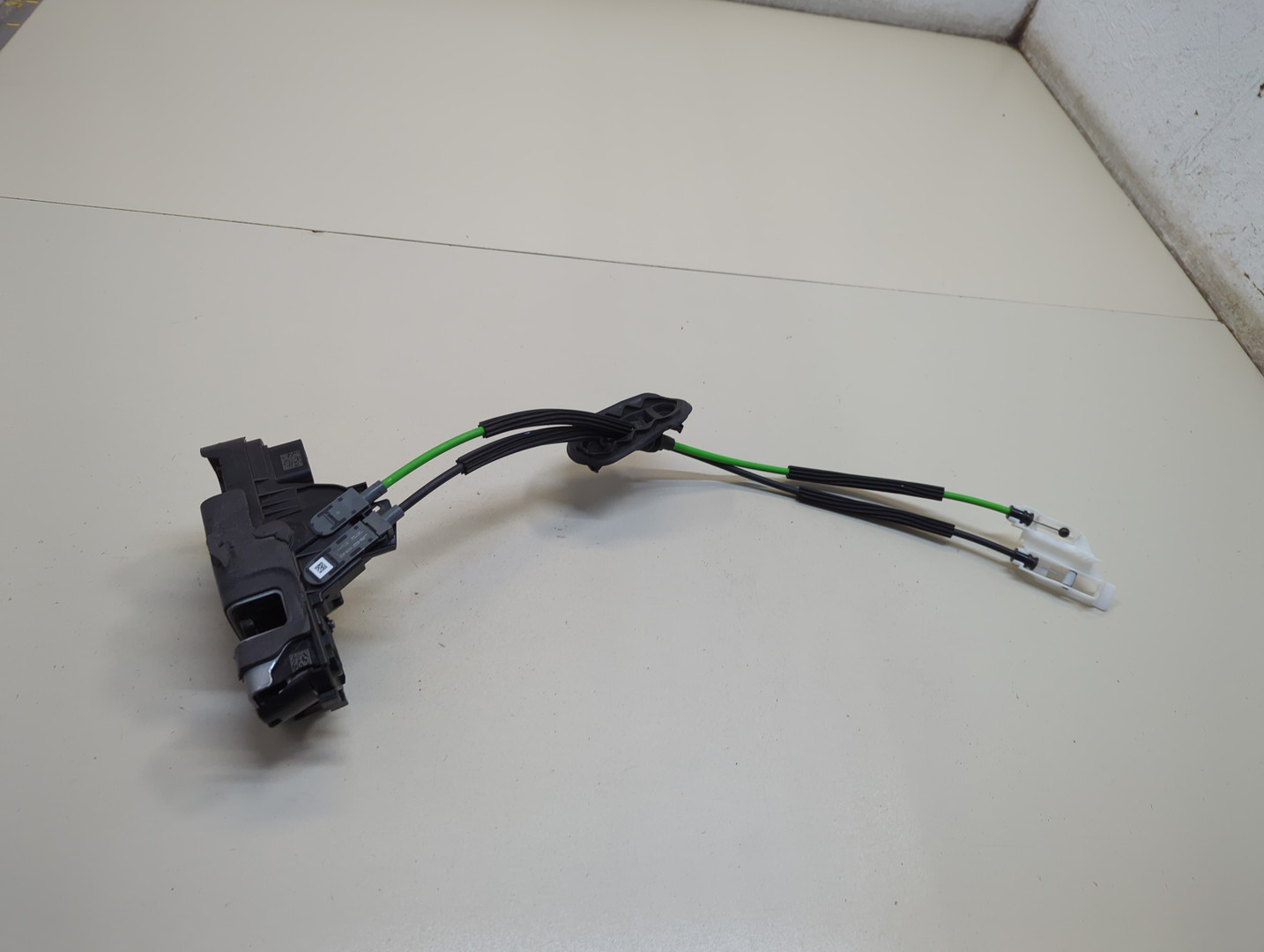 Замок двери передней левой